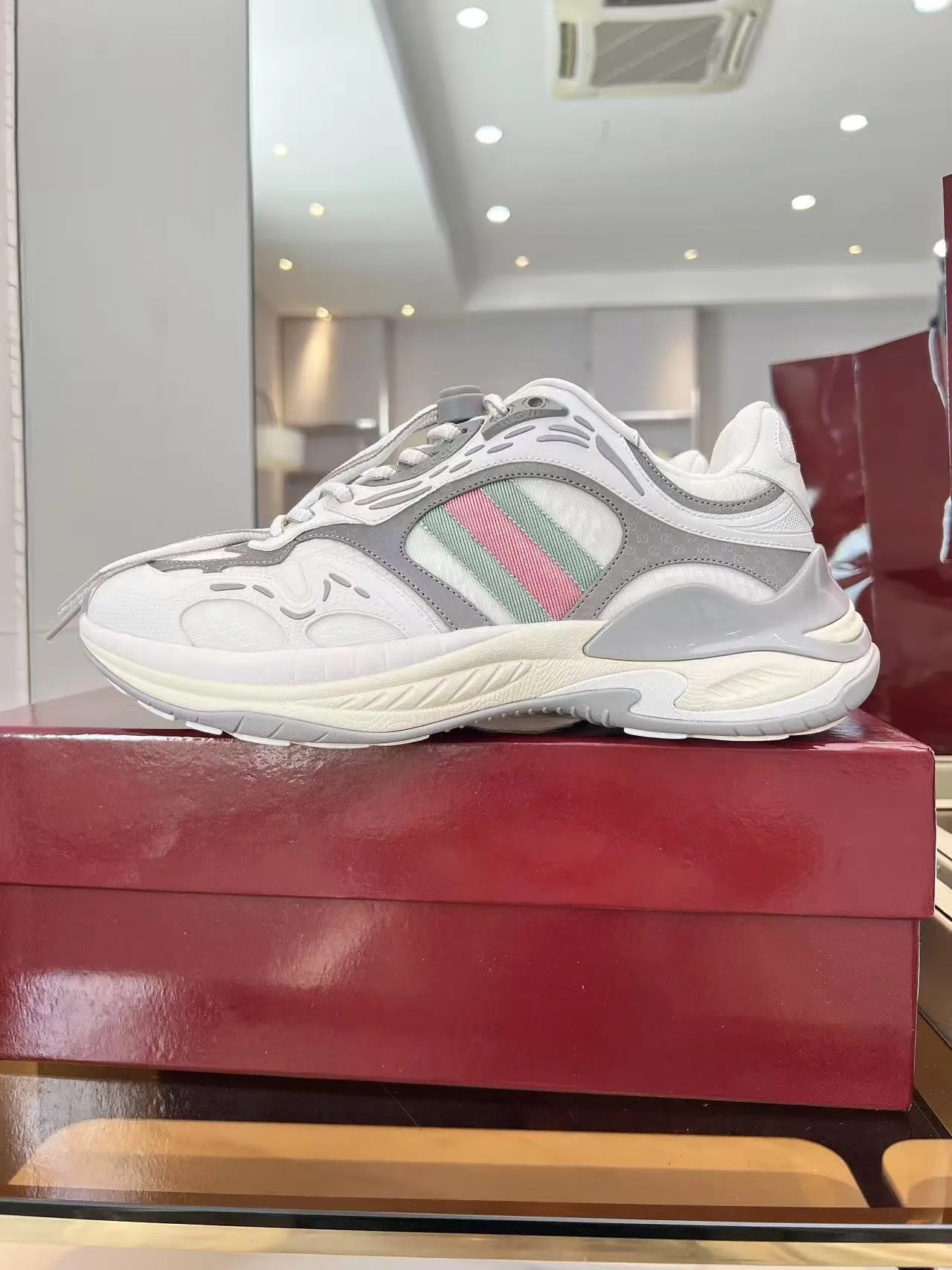 P900 Gucci 2.0 sneakers reinterpret the brand's iconic striped webbing elements. When retro genes collide with futuristic design, this new pair of Gucci shoes directly reaches the trend threshold 💥 ✔️Color combination of caron contrasting colors + classic stripes, GG reflective piping, good visual impact, and comes with a high-gloss filter when out on the street ✔️ The structure is made of multi-layer splicing of different materials, mesh is breathable, leather is shaped, and the outsole is combined with EVA rubber. It is fashionable and practical. ✔️ Details are made of double G midsole + iconic double G lock shoelaces. The retro DNA is crazy and restless, and every step is based on the trendy aesthetic. Size: 35-41 for women, 39-46 for men, (41.46 custom-made)